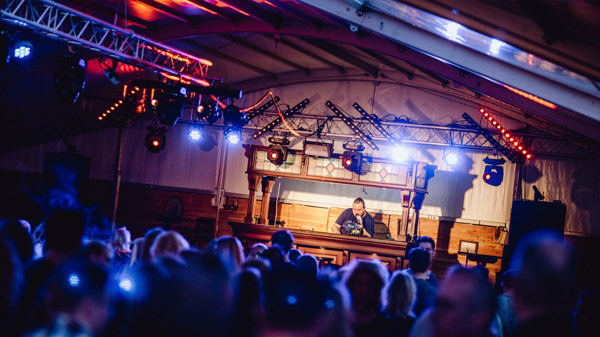 Foto van tentfeest met bruincafé look en veel verlichting
