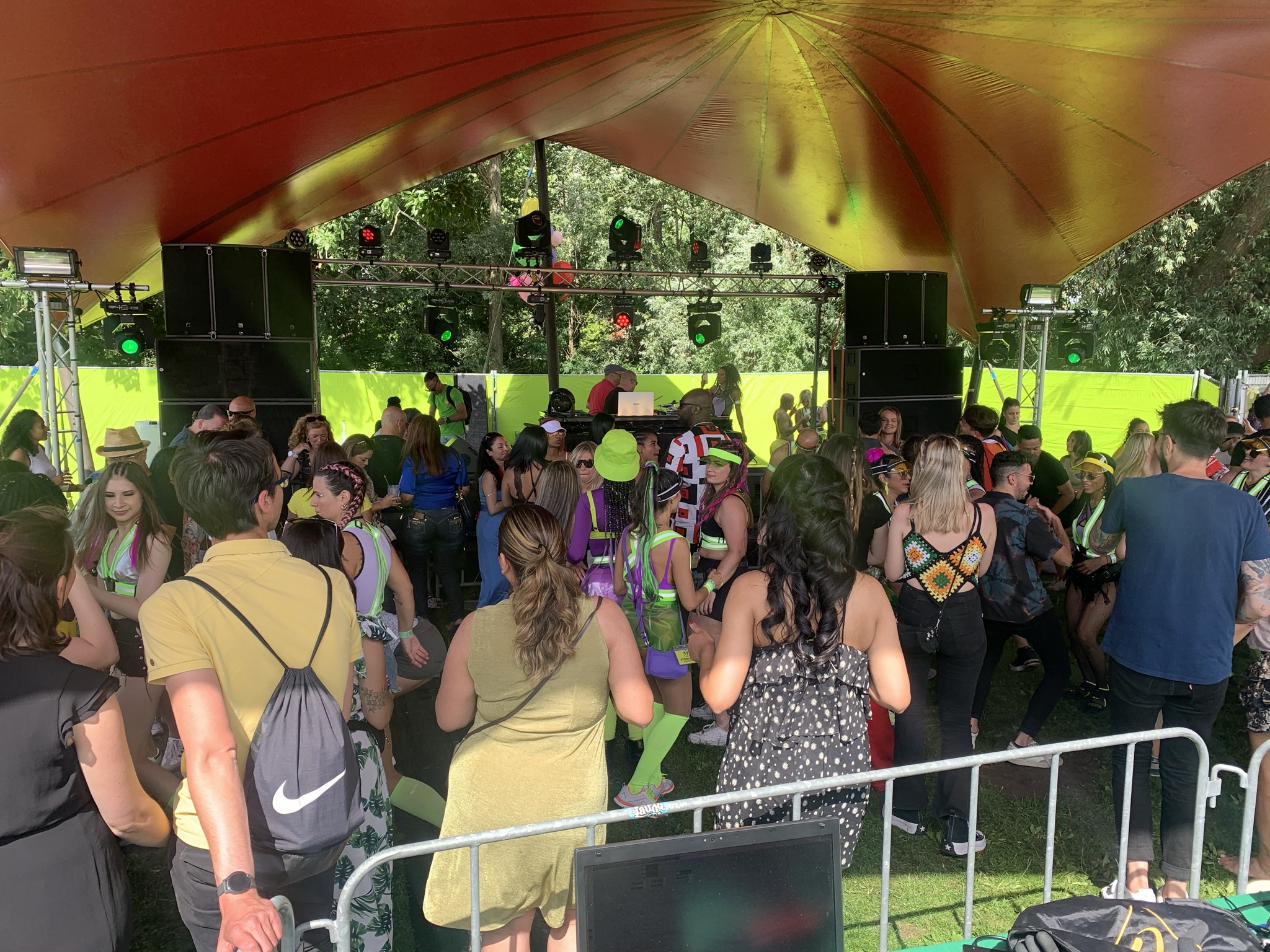 Drukke salsa stage met licht en geluid op het Pal Mundo Festival