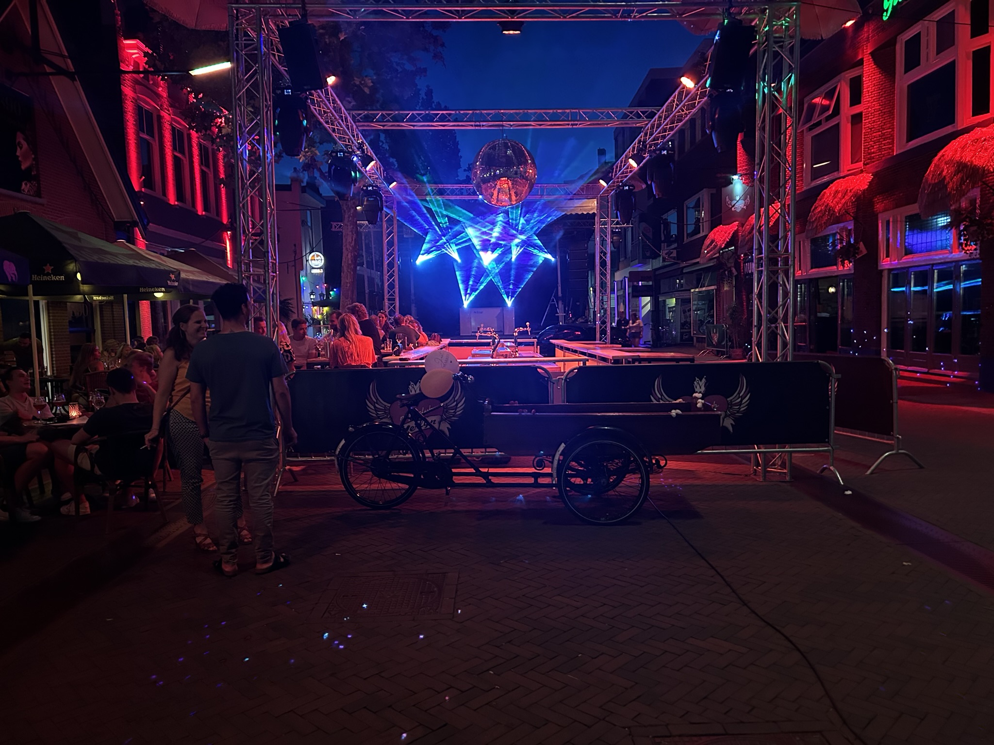Foto van de lasers bij Club Merlijn