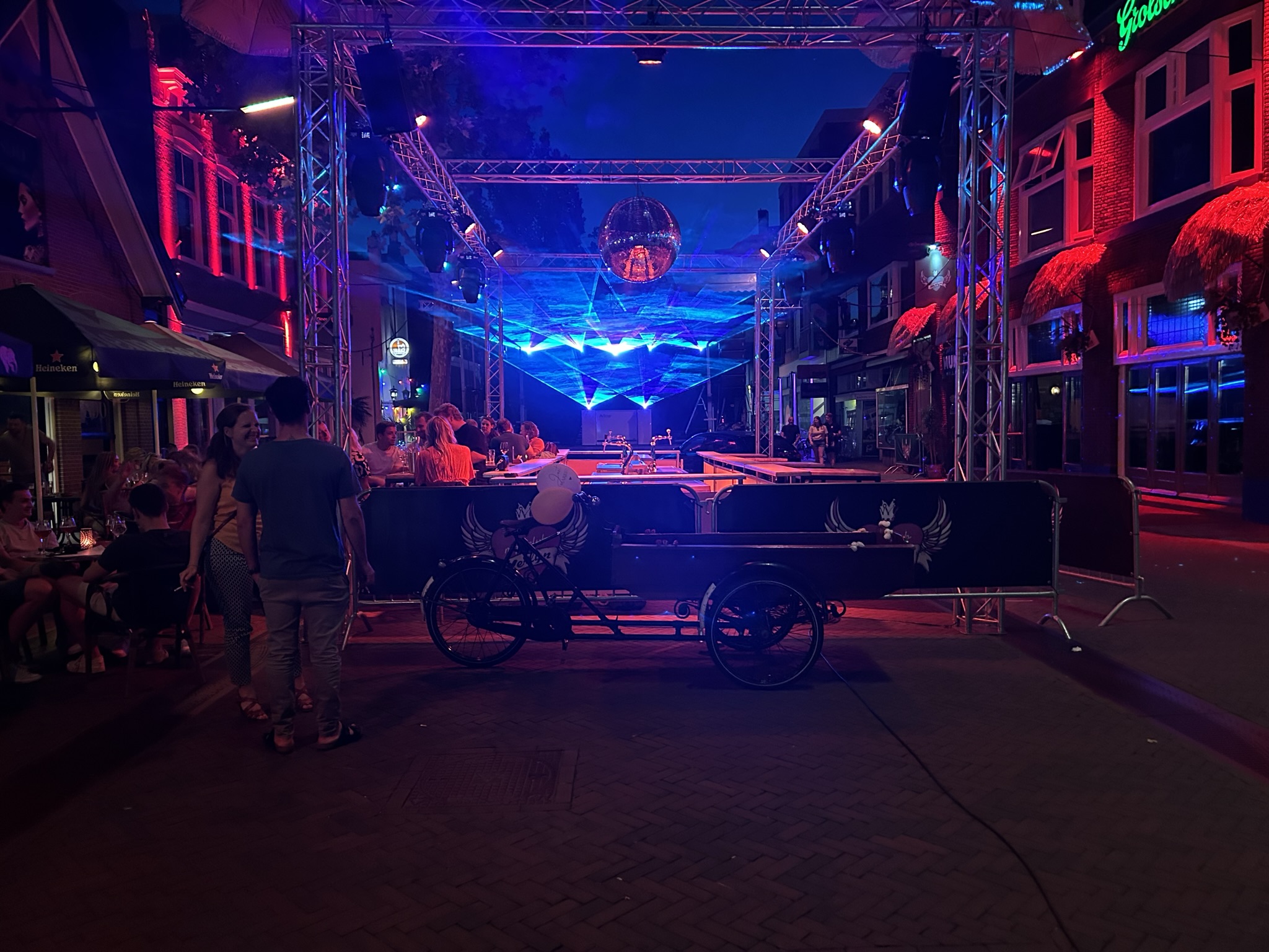 Achtergrond afbeelding: Lasershow van Dynamic Showproductions tijdens een evenement