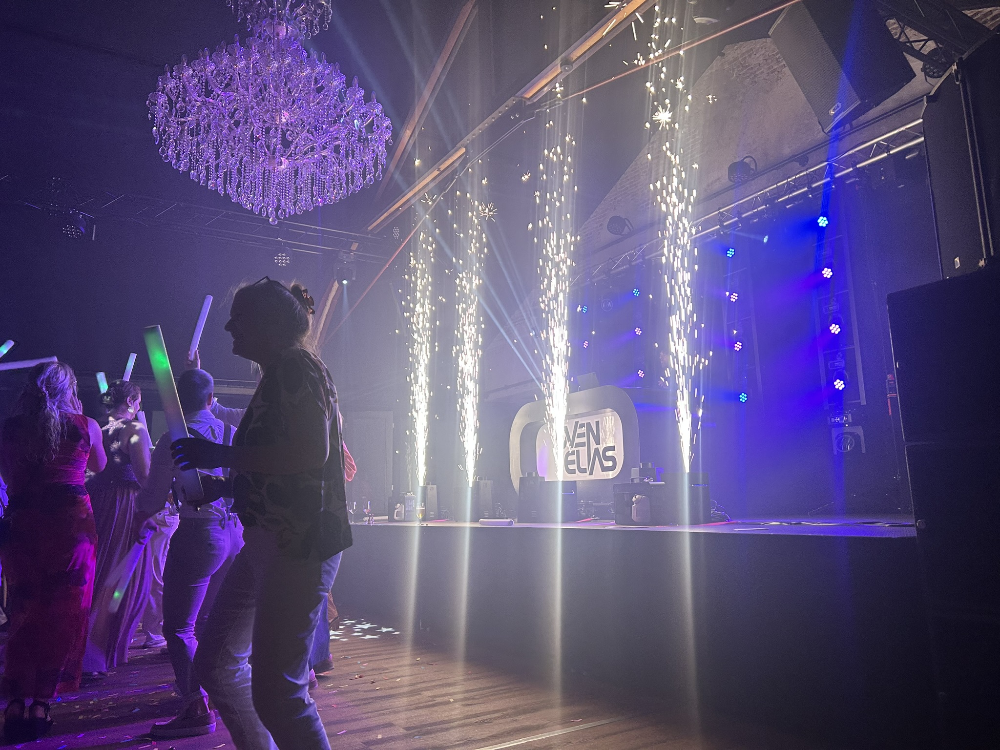 Foto van DJ op bruiloft met spettervuur effecten