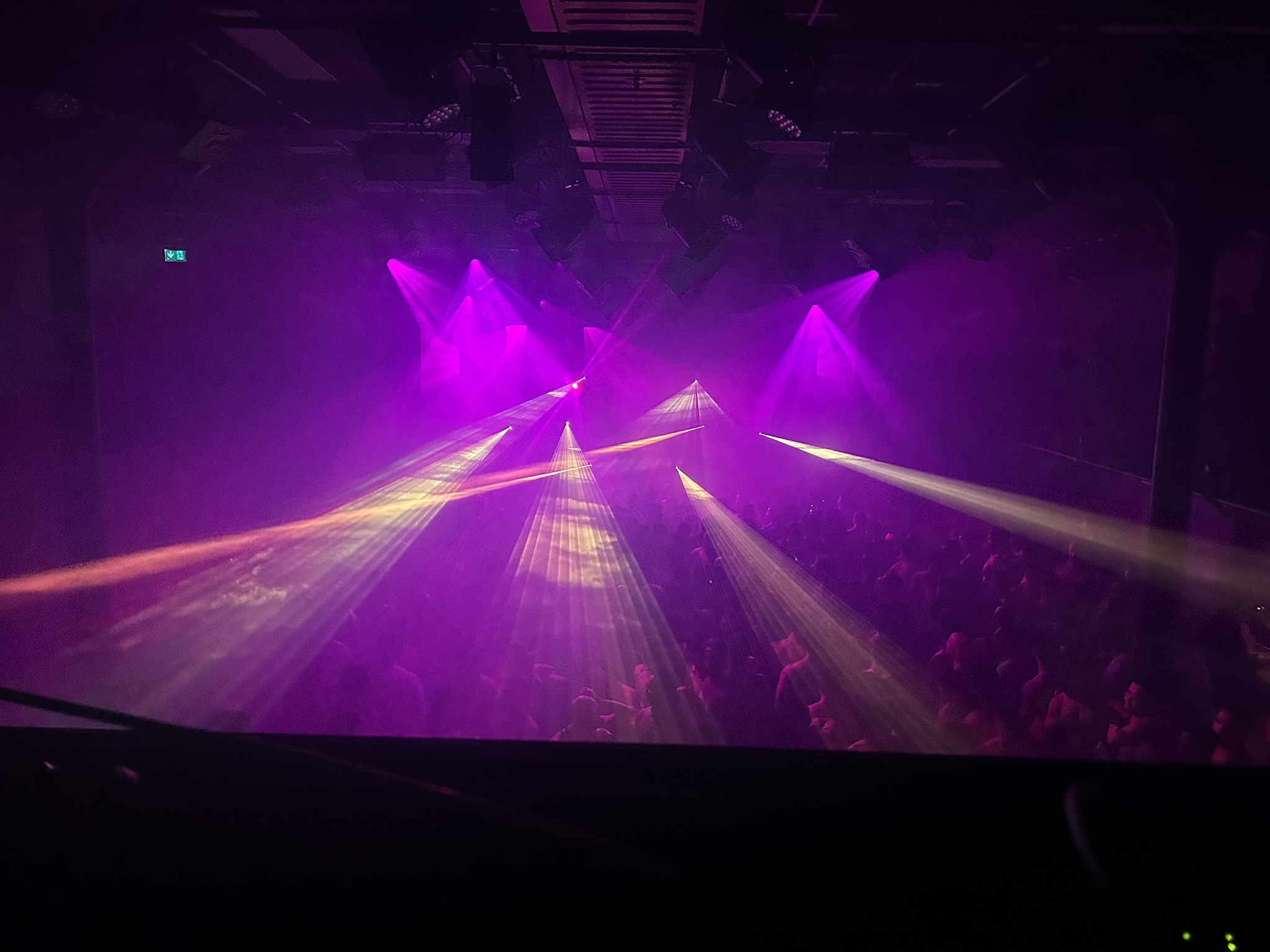Sfeer impressie van de lasers die we in de melkweg installeerden en bedienden