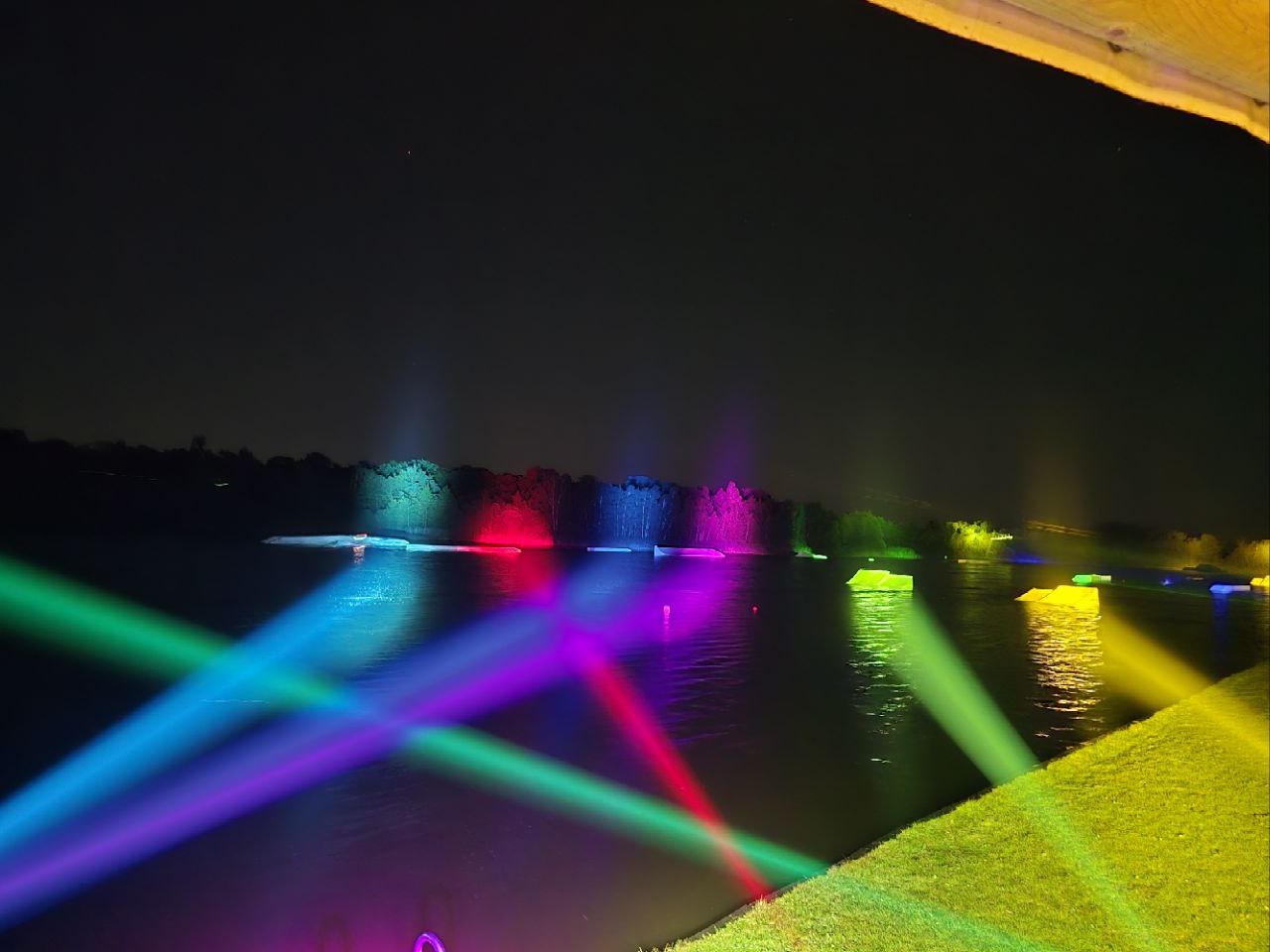 Verlichte waterski schansen op het Rutbeek